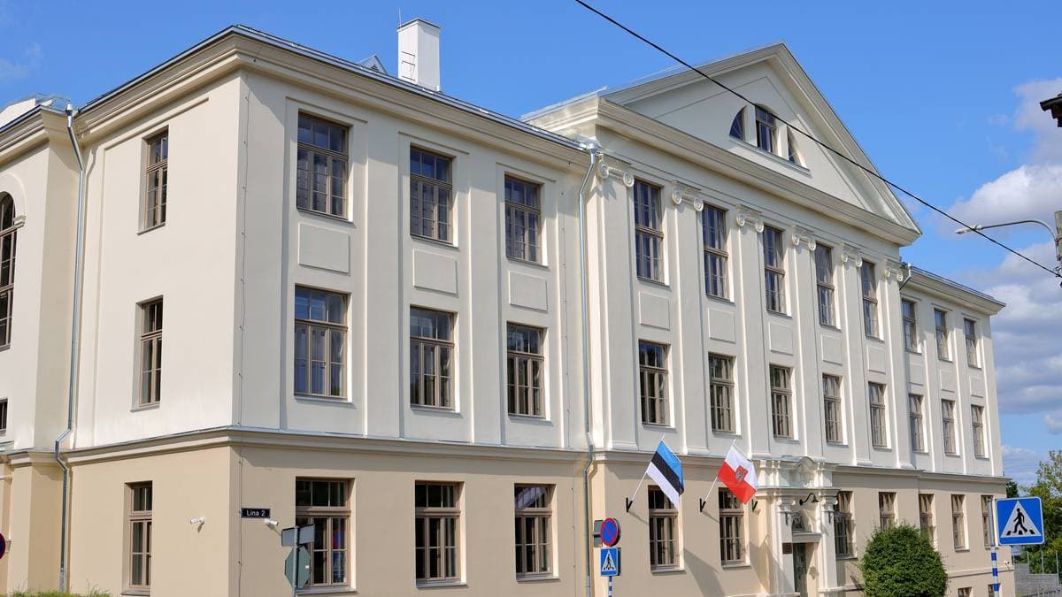 Oklejają szkolne okna folią. Kraj NATO zabezpiecza się przed dronami