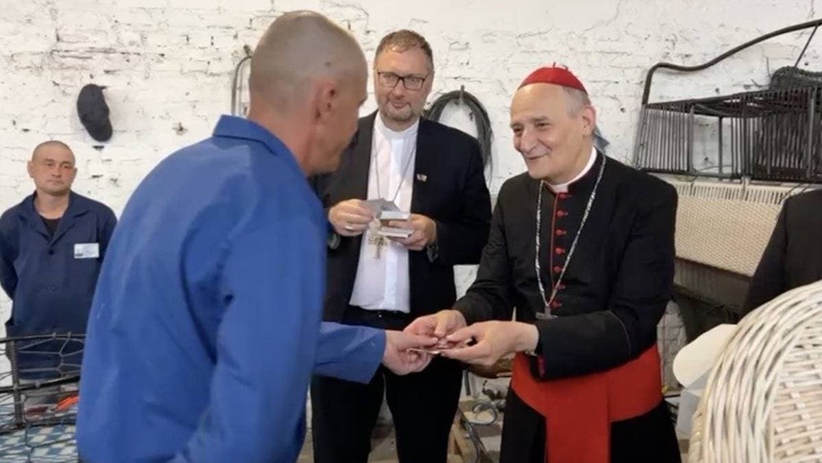 Wysłannik papieża odwiedził rosyjskich żołnierzy. Wręczył im breloczki