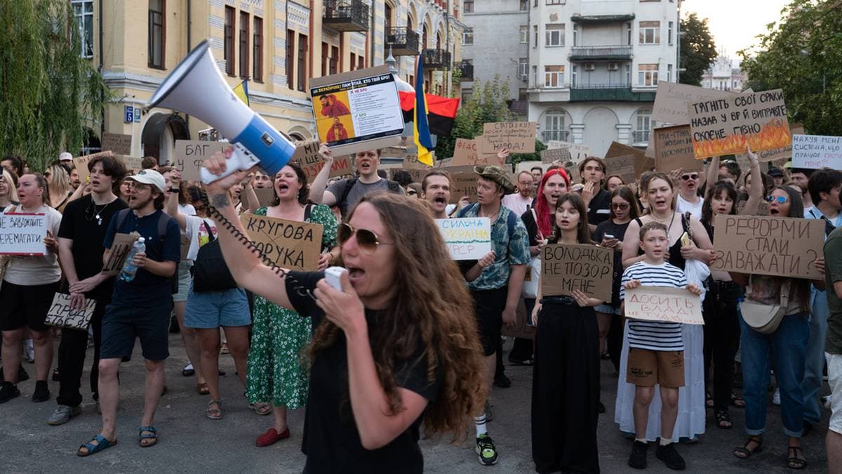Ogromne protesty w Ukrainie. Ludzie wyszli na ulice po decyzji Zełenskiego