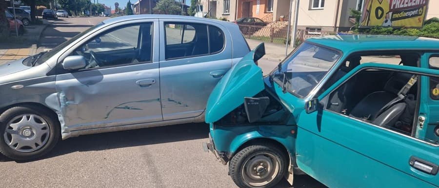 Maluch i Toyota zderzyły się na skrzyżowaniu [FOTO]