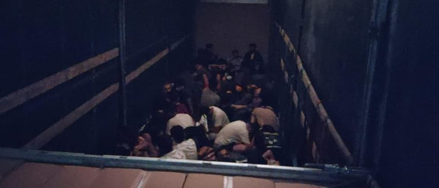 Służby zatrzymały ciężarówkę. W środku było 54 nielegalnych migrantów [FOTO]