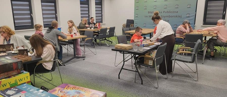 Planszówki pod chmurką przy bibliotece w Sokółce