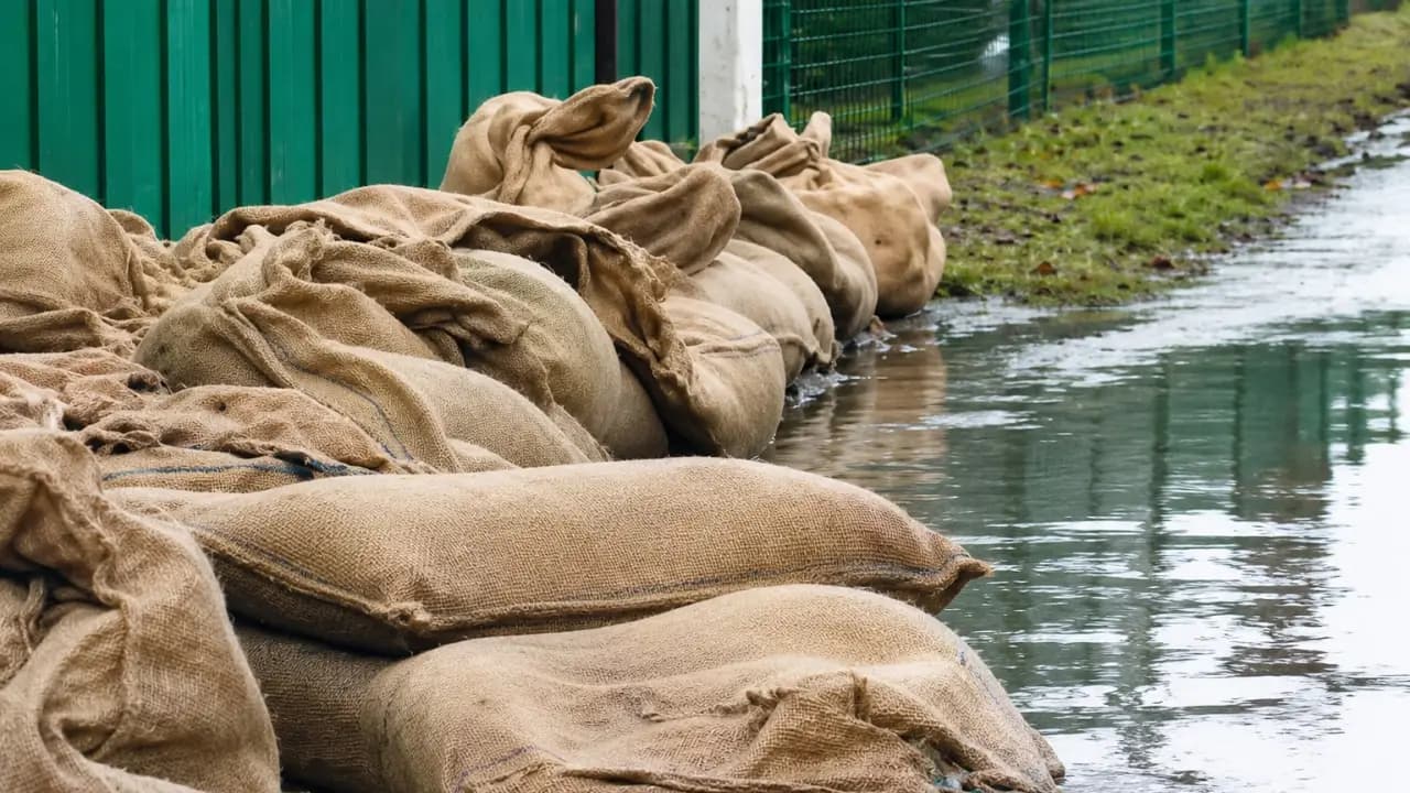 Podtopienia i zalania w powiecie bolesławieckim. Strażacy walczą z żywiołem