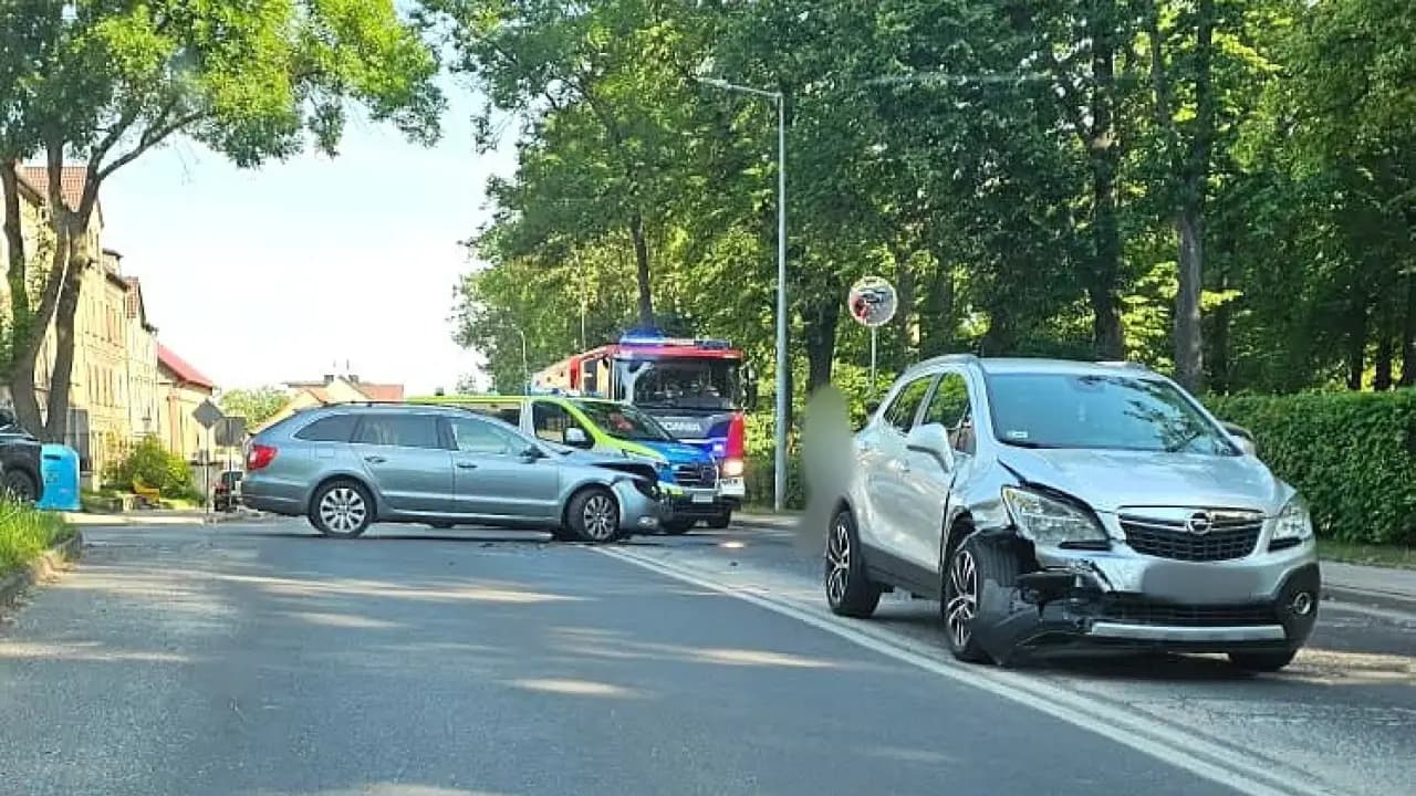 Kolizja w Bolesławcu. Dwa auta zderzyły się rano na ważnym skrzyżowaniu