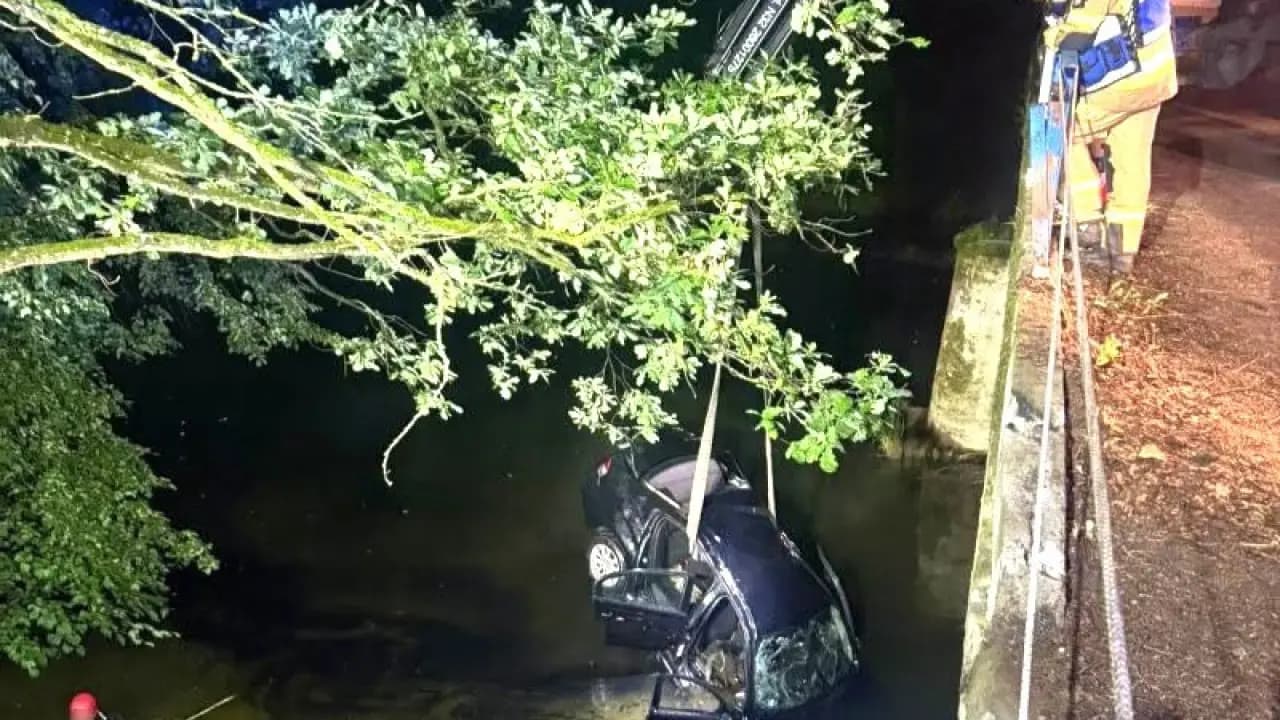 BMW przebiło barierki i wpadło do Bobru. Nieprzytomnych nastolatków ratowali świadkowie