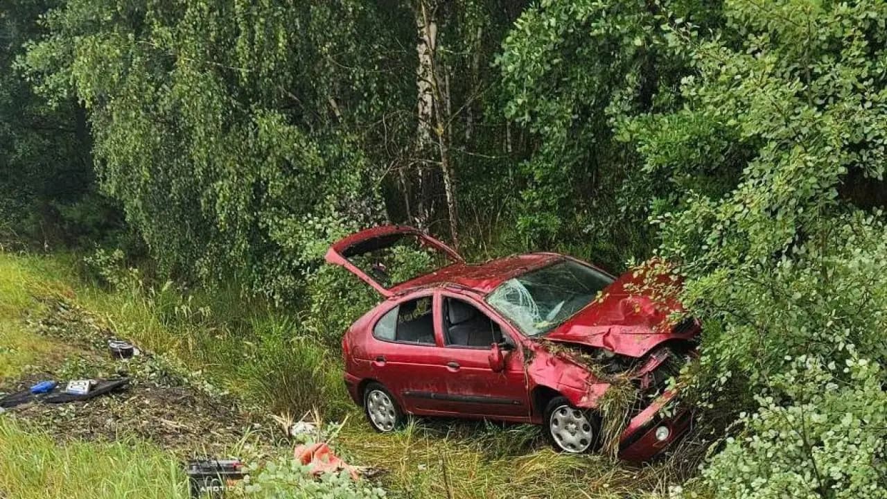 Dwa samochody wypadły z drogi