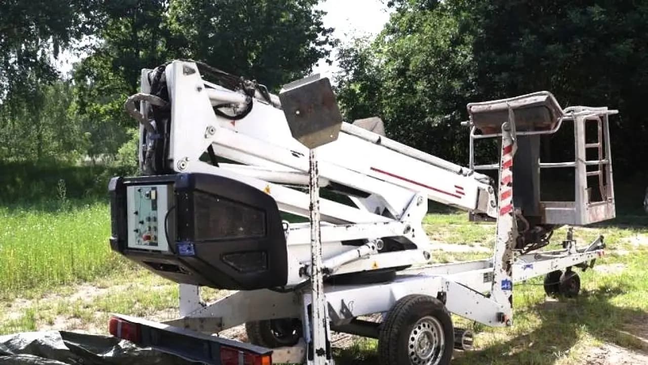Ukradli maszyny warte 200 tys. zł. Policja odkryła je pod plandeką