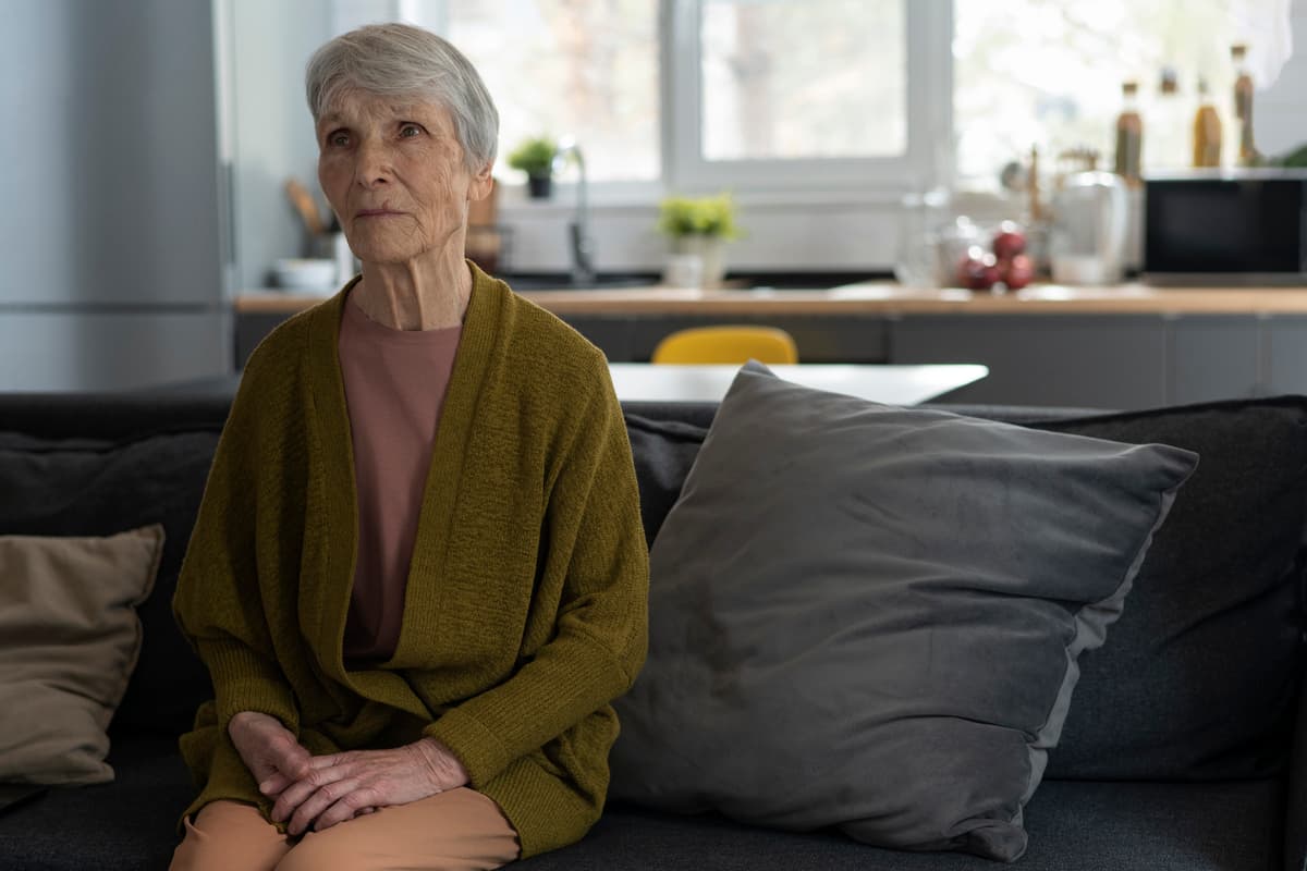 Seniorzy na celowniku oszustów. KNF zaprasza na bezpłatne webinarium o bezpieczeństwie finansowym