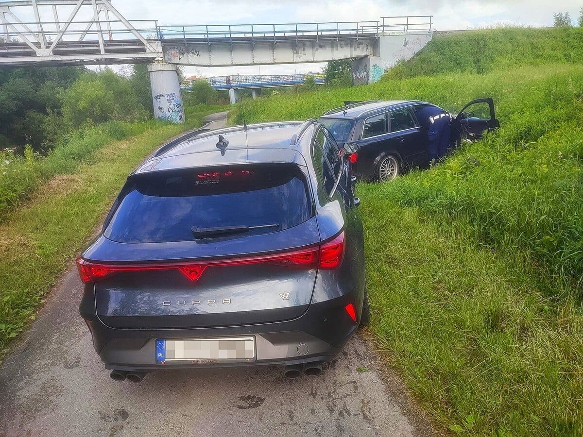 Pościg ulicami Jasła jak z filmu akcji. Pasażer wyrzucał narkotyki, kierowca uciekał pieszo! Zobacz film!