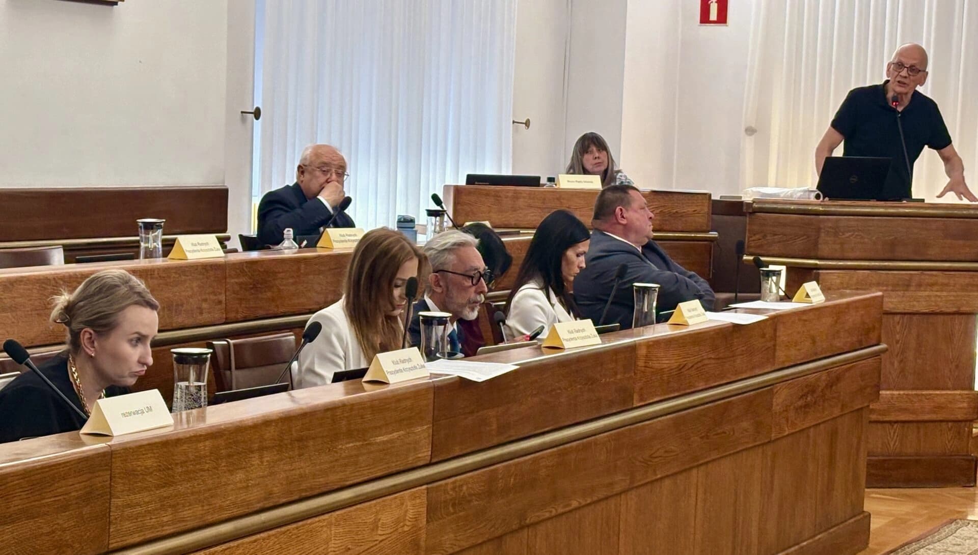 Debata o stanie miasta. Nie wszyscy mieszkańcy mogli zabrać głos, a prezydent „słucha na stojąco” Na piętnastu mówców zaledwie dwóch krytycznie odniosło się raportu o…