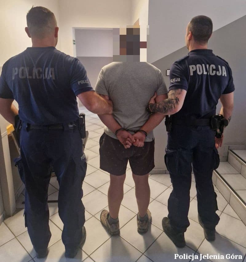 Wakacyjny złodziej zatrzymany w Karkonoszach. Ukradł torebkę z placu zabaw, łup sprzedał w Jeleniej Górze