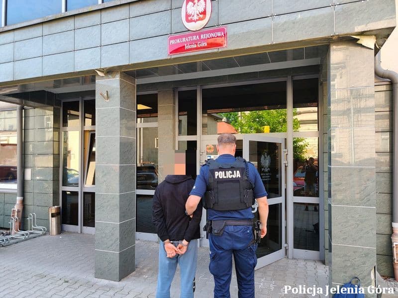 Zaatakował ochroniarza w jeleniogórskim dyskoncie. Chciał uciec z alkoholem, grozi mu 10 lat więzienia