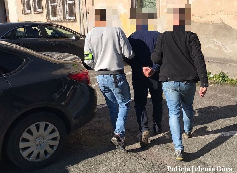 Horror w Jeleniej Górze. Katował żonę, skrzywdził jej psa i ignorował wyroki sądu. 40-latek w areszcie