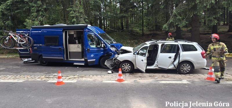 Koszmarny początek wakacji w Karkonoszach. Dacia wbiła się w kampera na słynnym Zakręcie Śmierci! [FOTO]