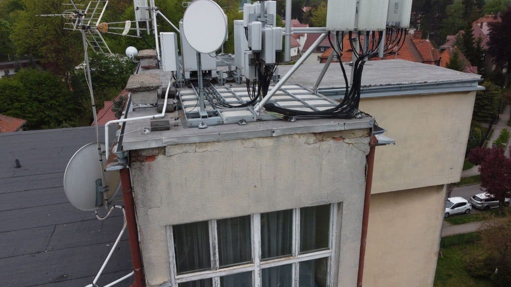 Szczawno-Zdrój: Mieszkańcy od lat walczą o usunięcie masztu 5G z dachu sanatorium. Prokuratura odmówiła wszczęcia dochodzenia