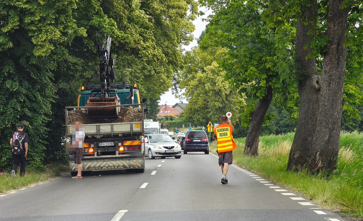 Nie tylko piesi mają problem. Na trasie Kamień Pomorski – Dziwnówek pojawił się ruch wahadłowy
