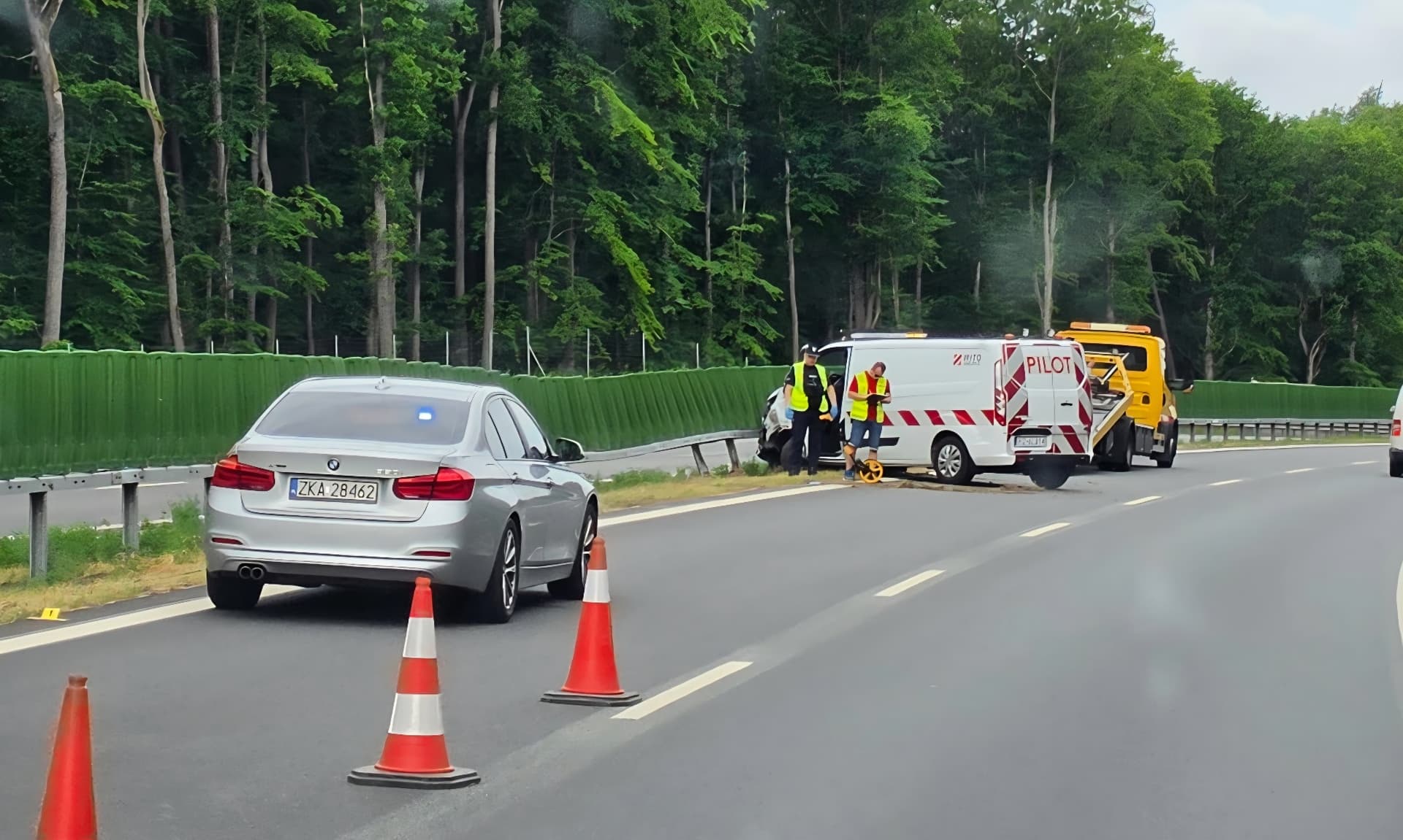 Samochód na barierkach między Dargobądzem a Międzyzdrojami. Kierowca trafił do szpitala