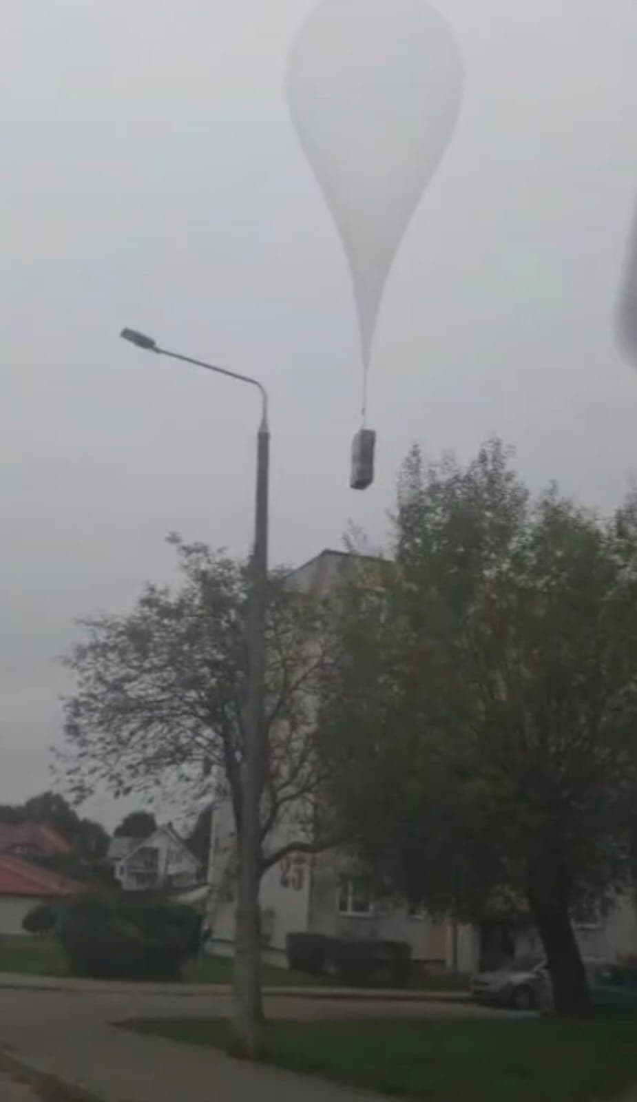 Balon przemytników nad Bartoszycami. Policja zabezpieczyła papierosy. Video