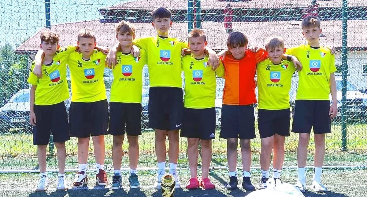 Turniej Mała Piłkarska Kadra Czeka rozstrzygnięty. Drużyna chłopców z GLKS Fałków na podium
