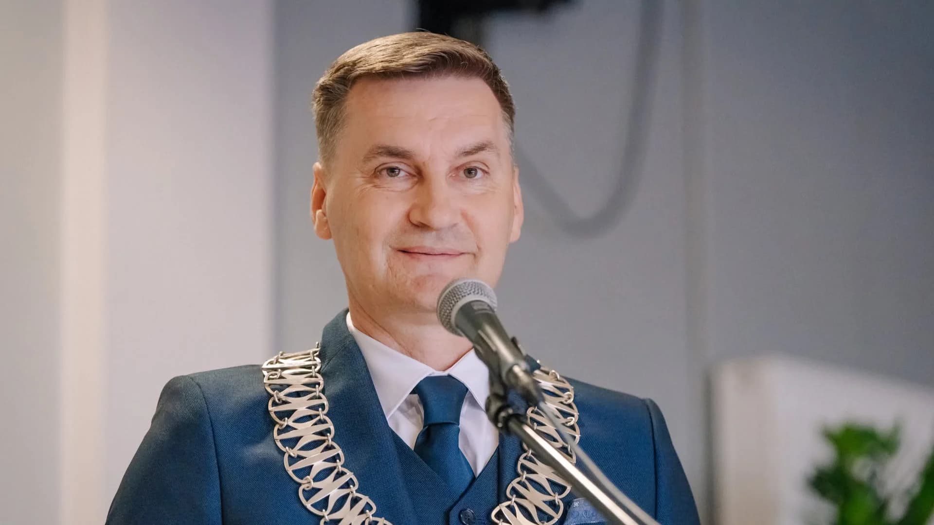 Jednogłośne wotum zaufania i absolutorium w Ślesinie dla burmistrza Piotra Maciejewskiego