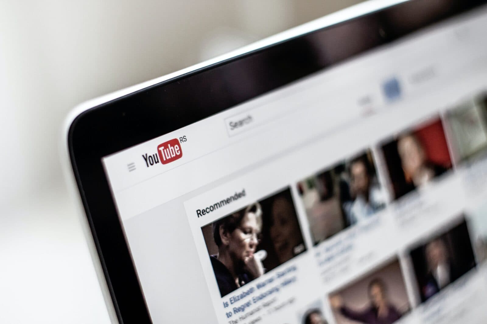 Darmowe oglądanie staje się koszmarem. YouTube testuje cierpliwość użytkowników. O ile jeszcze jakaś została