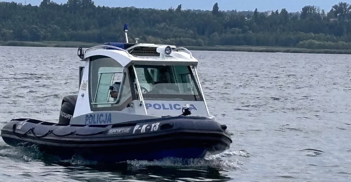 Dramatyczne chwile na Jeziorze. Policyjni wodniacy uratowali ojca i syna