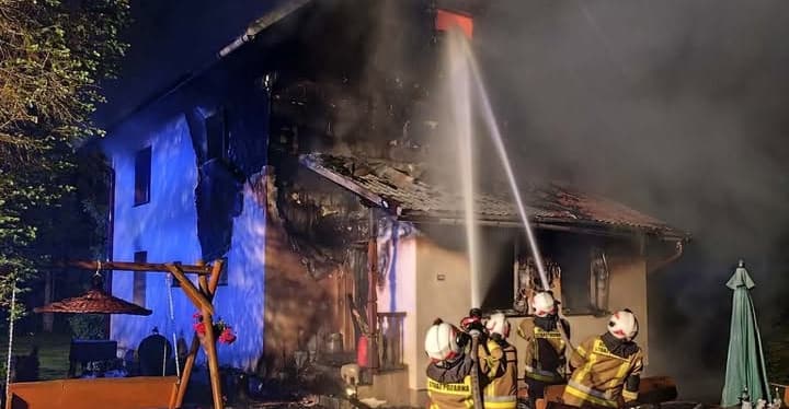 Pożar domu w Wołosatem. Strażacy dwukrotnie walczyli z ogniem