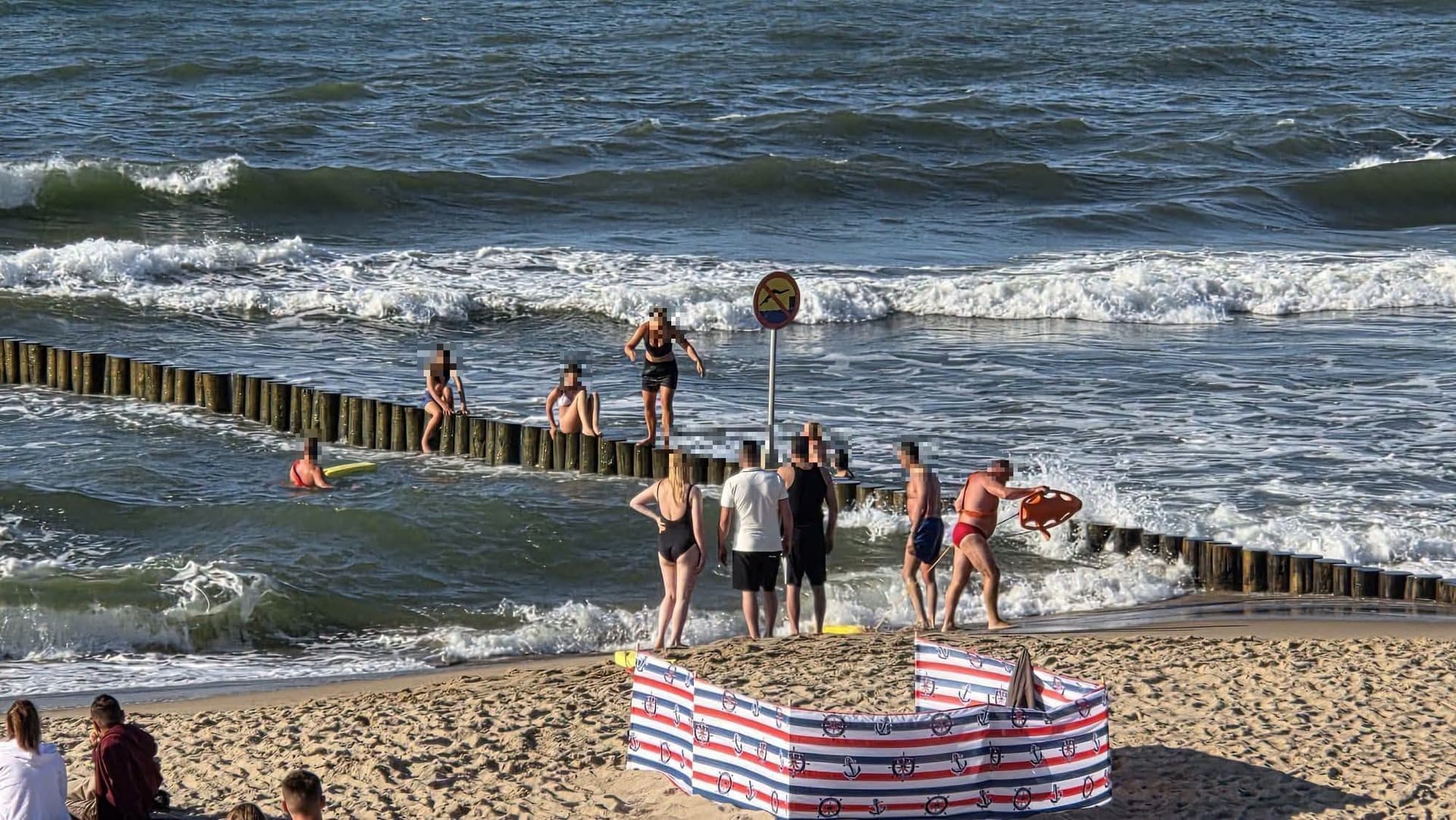 Ratownicy WOPR zareagowali po służbie. Zadbali o plażowiczów! [FOTO]