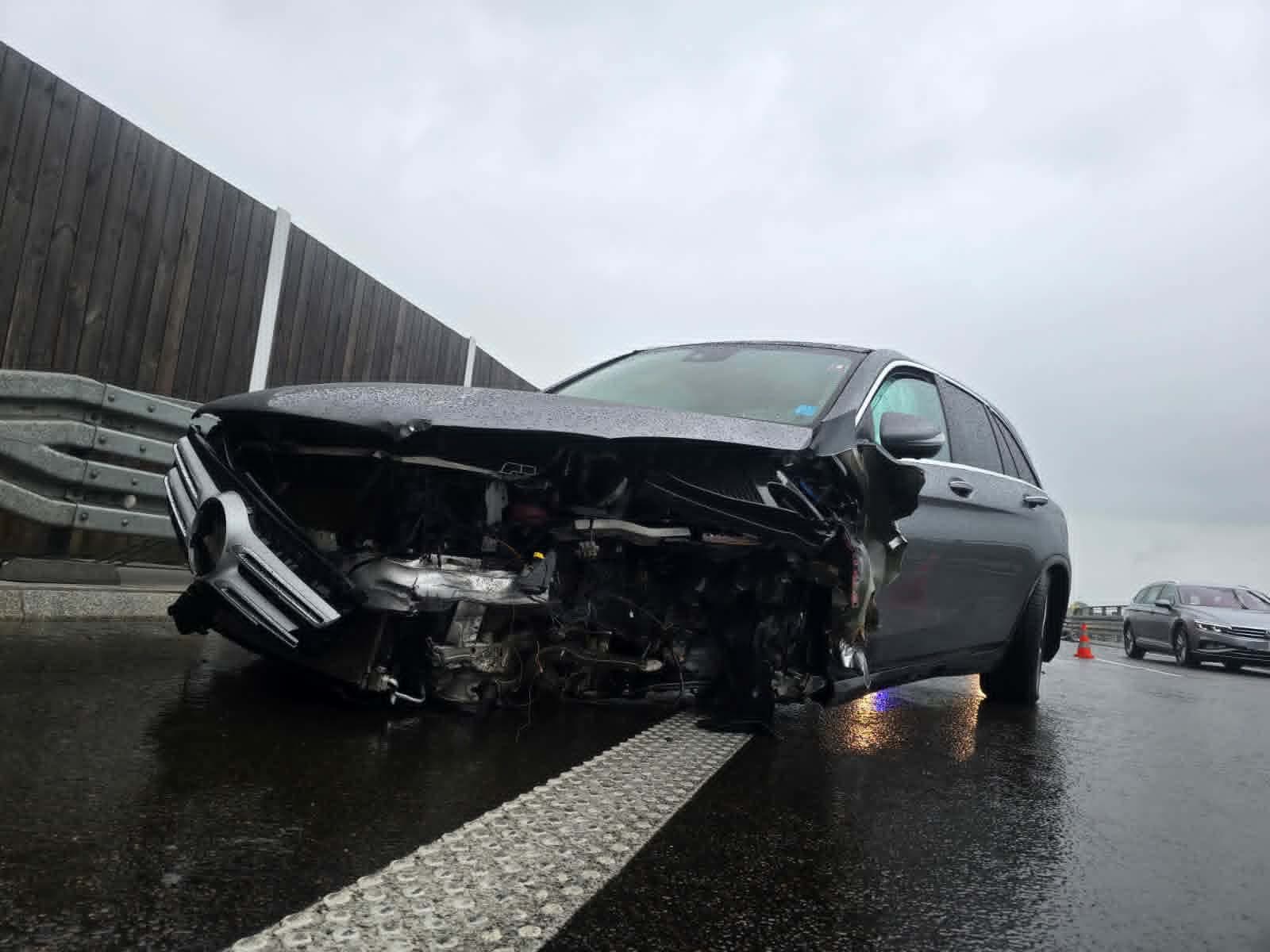 Osobówką uderzył w bariery! Są utrudnienia [FOTO]