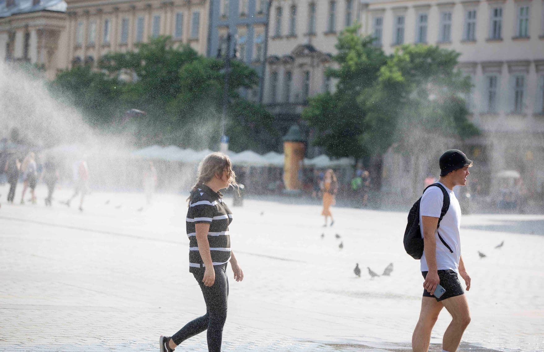 Upały paraliżują Kraków. Problemy z komunikacją, pociągami i dostawą wody