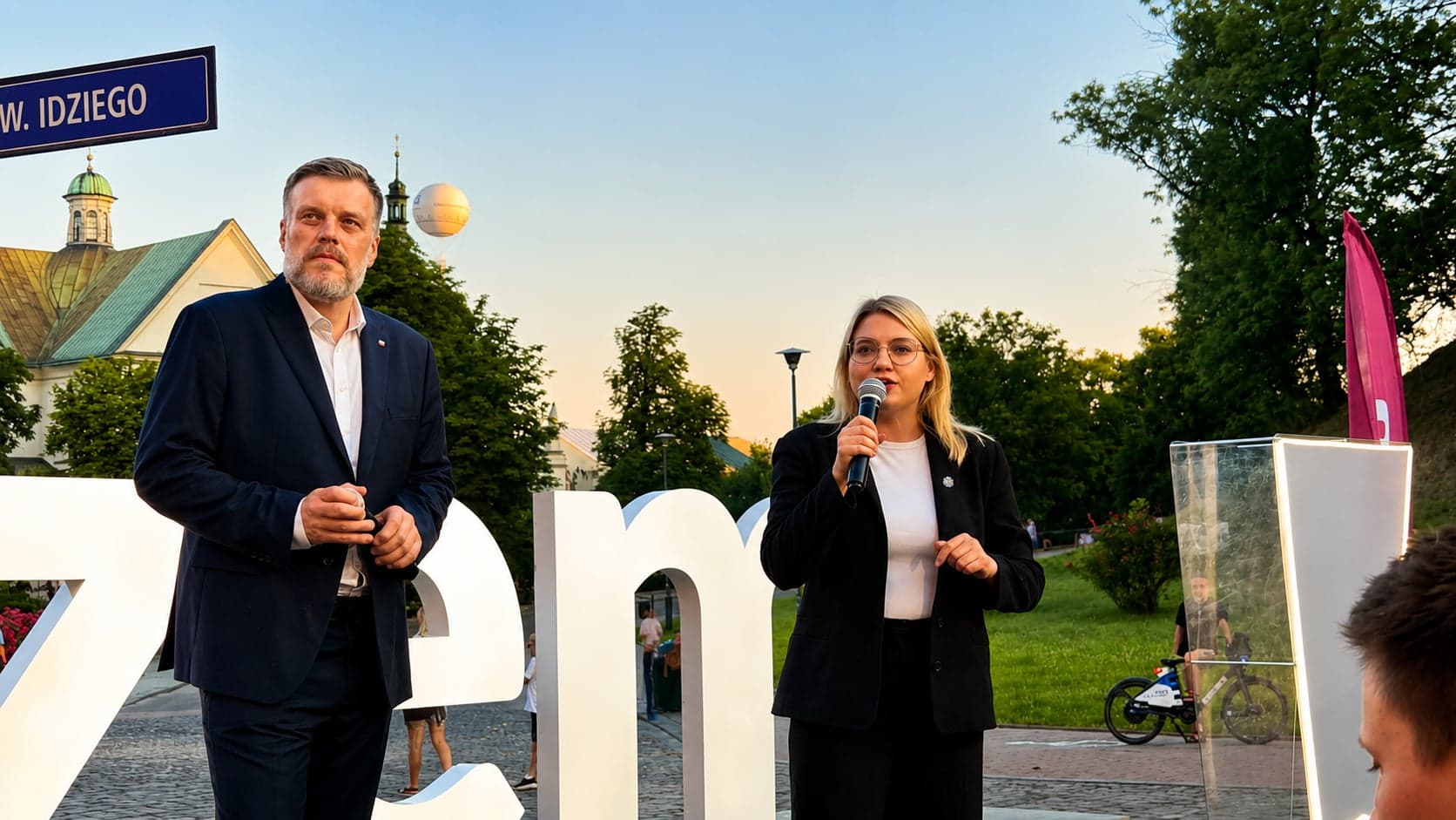 Wiec partii Razem w Krakowie. Zandberg: trzeba wystawić władzy czerwoną kartkę