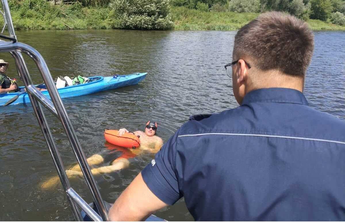 Przepływa wpław Wisłę. Właśnie ominął Kraków