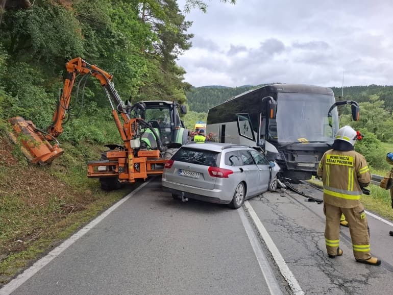 Gmina Muszyna: Zderzenie autobusu z osobówką i ...