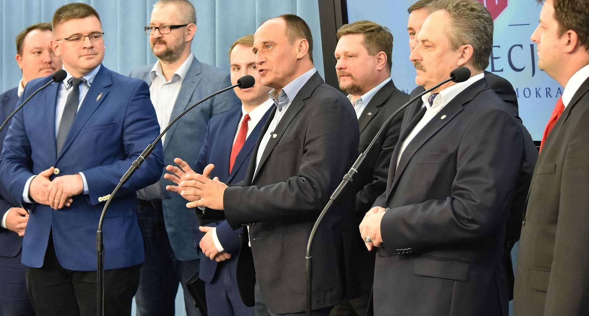 Jedni głosują przy urnie, inni w banku: oto prawicowa wizja demokracji