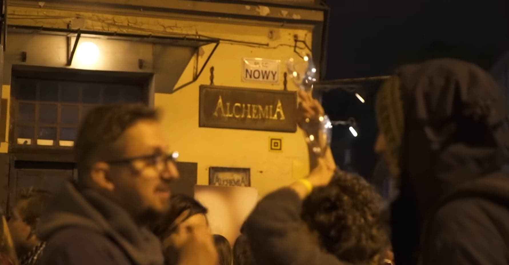 Zbolałe kolano jurora. Kogo stać na kulturę, a kto stoi pod drzwiami