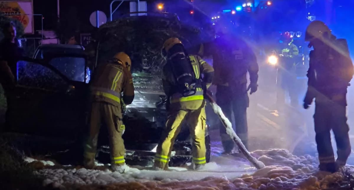 To mogło być podpalenie. Pożar samochodu Audi A4 na Częstochowskiej w Wieluniu