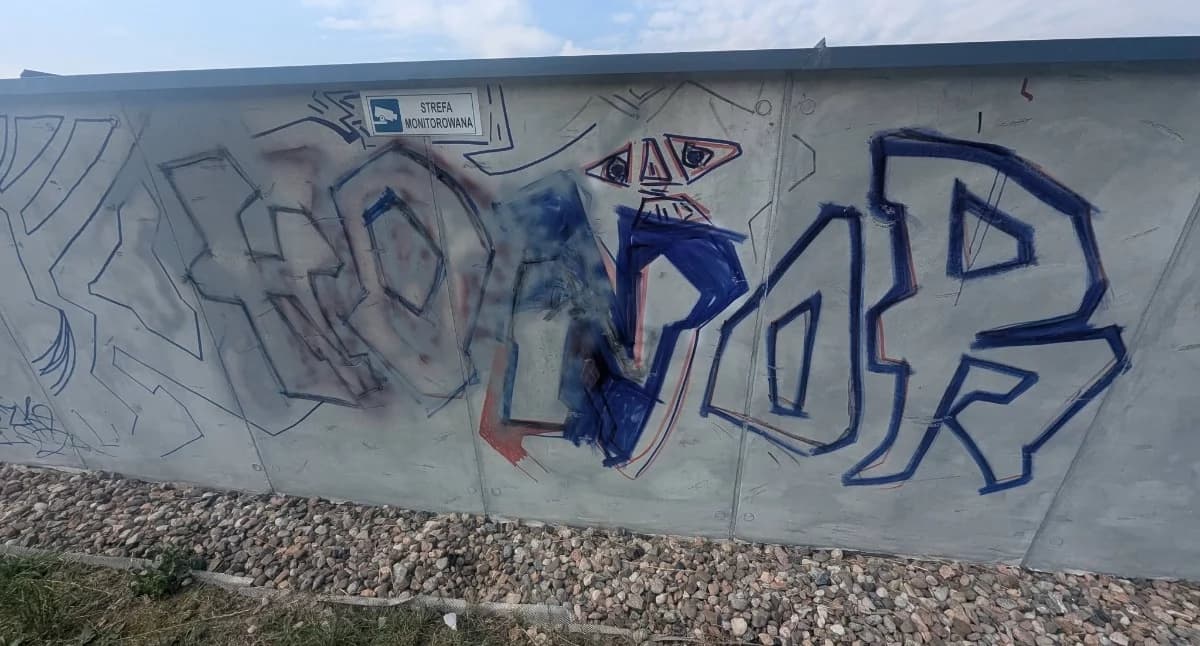 Wandalizm w Brzegu Dolnym. Ktoś zniszczył dach biblioteki TAMA. Policja ma nagranie z monitoringu