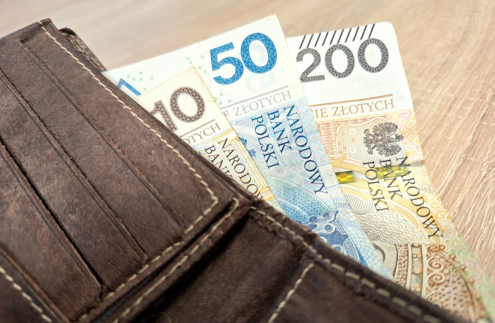 Polacy przeciwko rozstaniu z gotówką