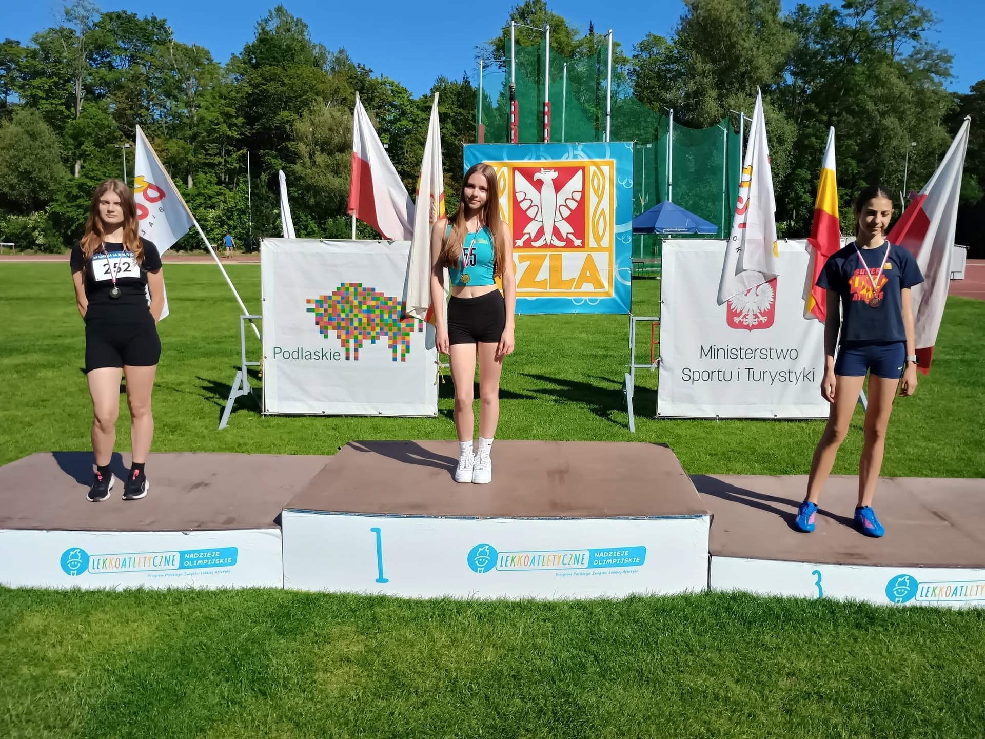 Mistrzostwa Województwa Podlaskiego U16 w Białymstoku. Zawodnicy LUKS Hańcza Suwałki z medalami