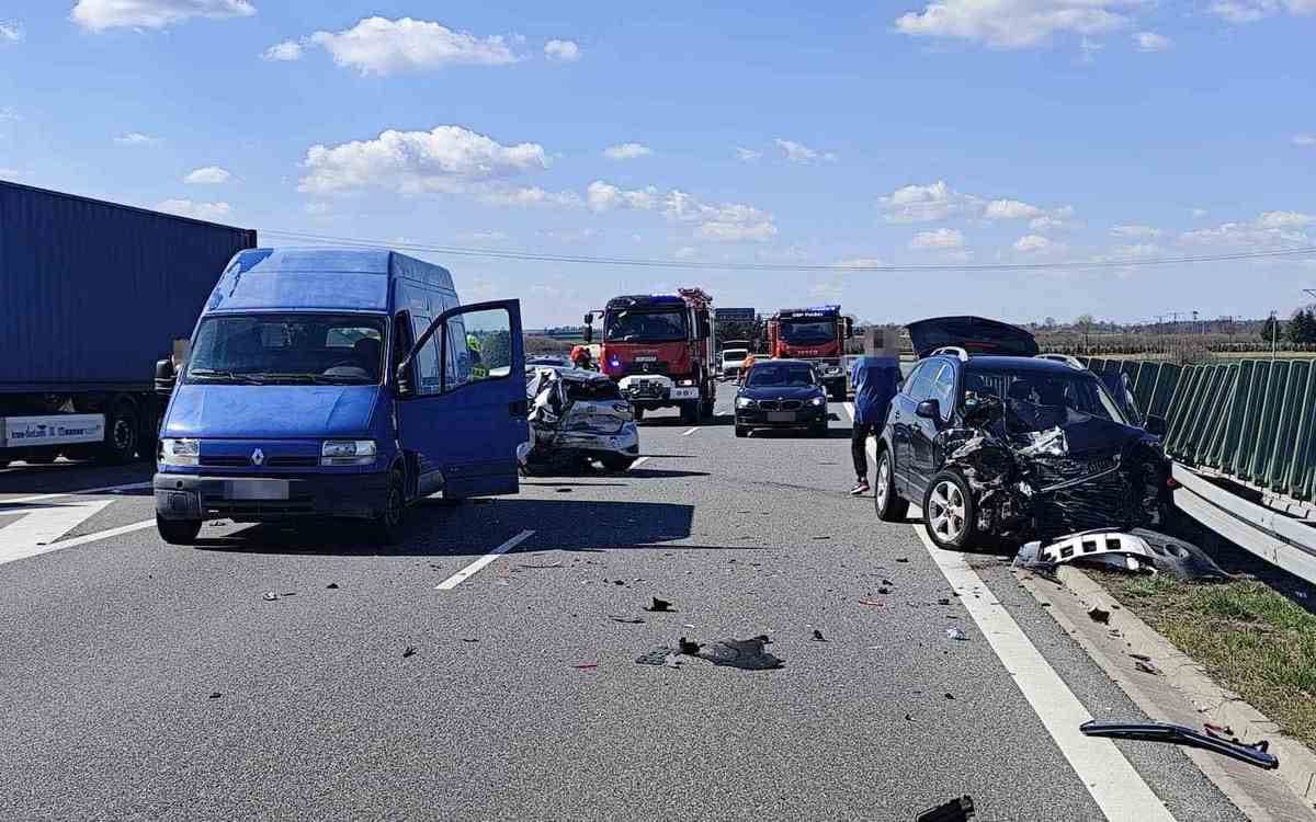 Nieodpowiedzialny manewr 44-latki na S12/17 przyczyną groźnego wypadku