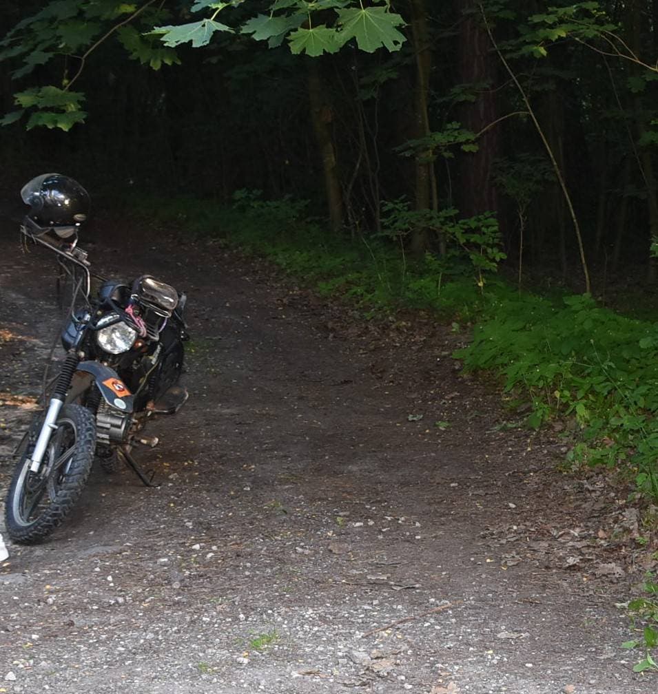 Motocyklista uderzył w znak i wpadł do przydrożnego rowu