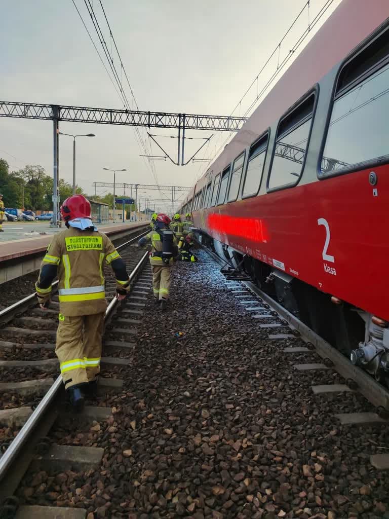 Dębica: Pożar wagonu na stacji. Wstrzymano ruch pociągów