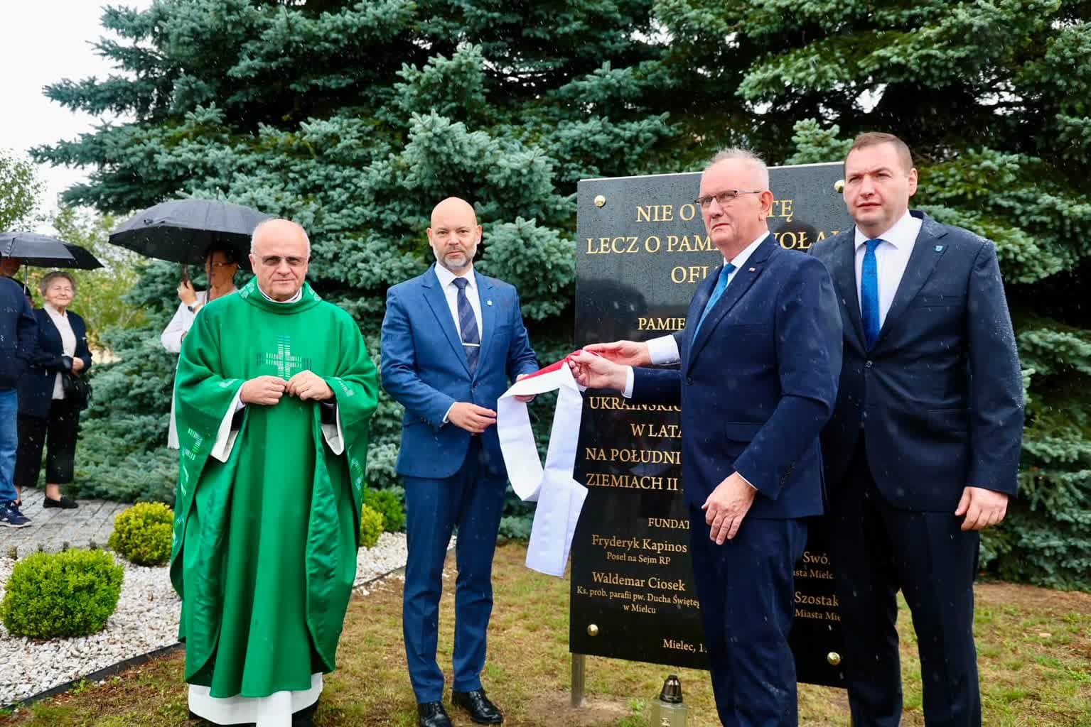 Mielec: W Mielcu stanęła tablica pamięci upamiętniająca Polaków – ofiary ludobójstwa