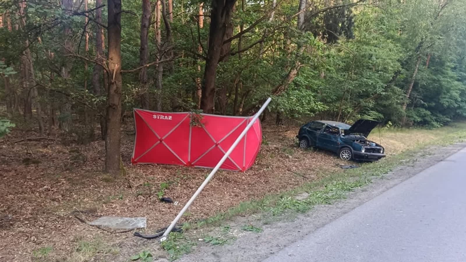 Staszów: Tragiczny wypadek w Wólce Żabnej – nie żyje 22-latek, 18-latek w stanie krytycznym