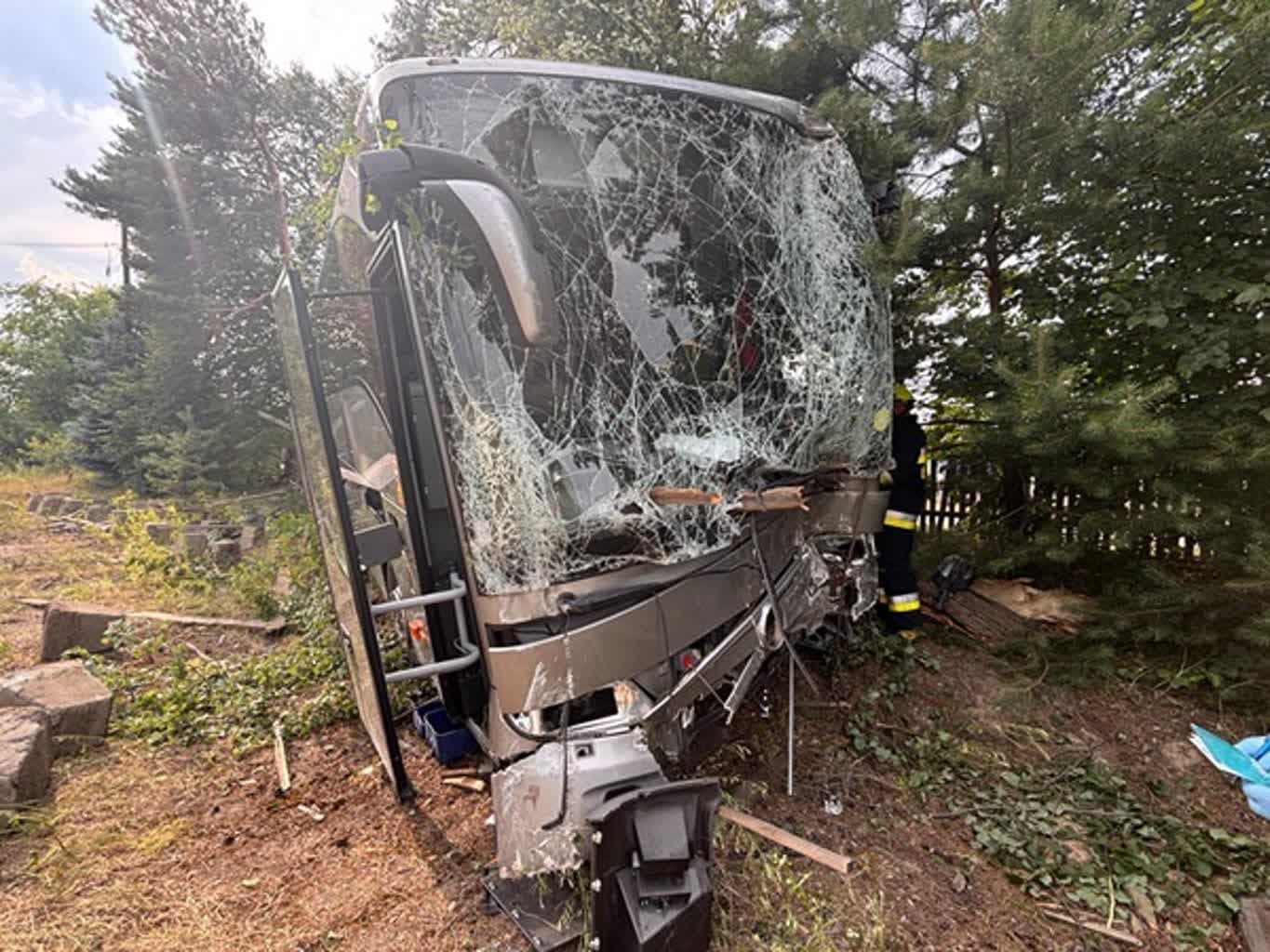 Stale. Autobus uderzył w ogrodzenie zakładu. Kierowca trafił pod opiekę ratowników