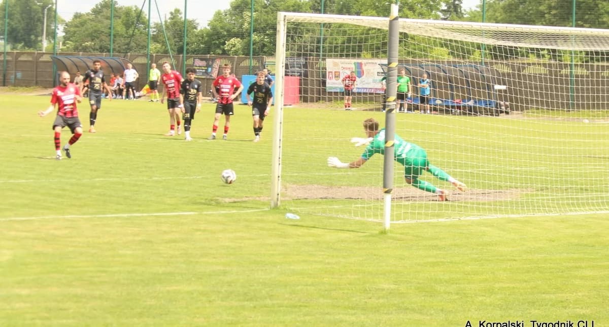 Wisła Dobrzyń wygrała "gorący mecz". Gol w ostatnich sekundach! [zdjęcia]