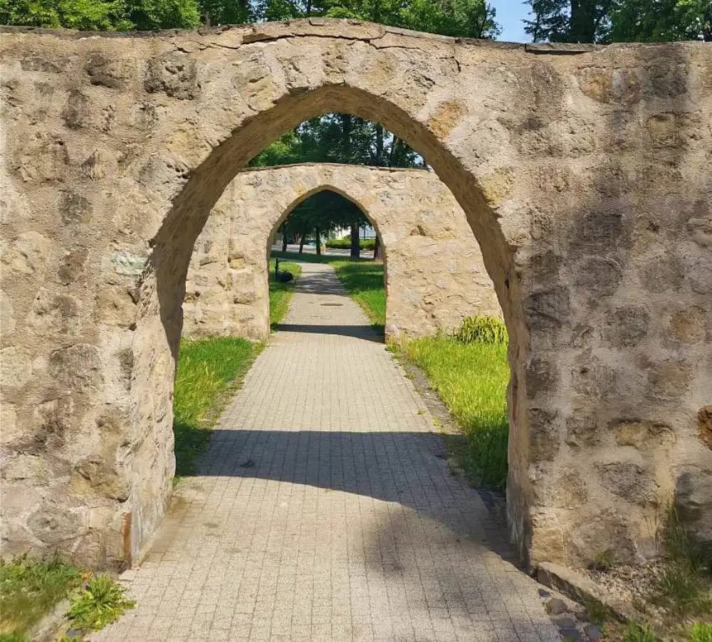 Basteja Archonattiego – widoczne pęknięcia muru