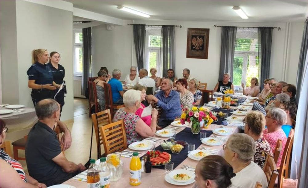 Policjanci rozmawiali z seniorami