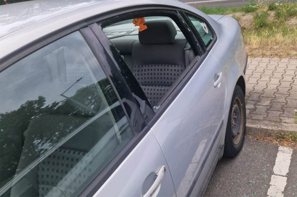 Półtoraroczne dziecko zatrzaśnięte w samochodzie. Policjanci wybili szybę