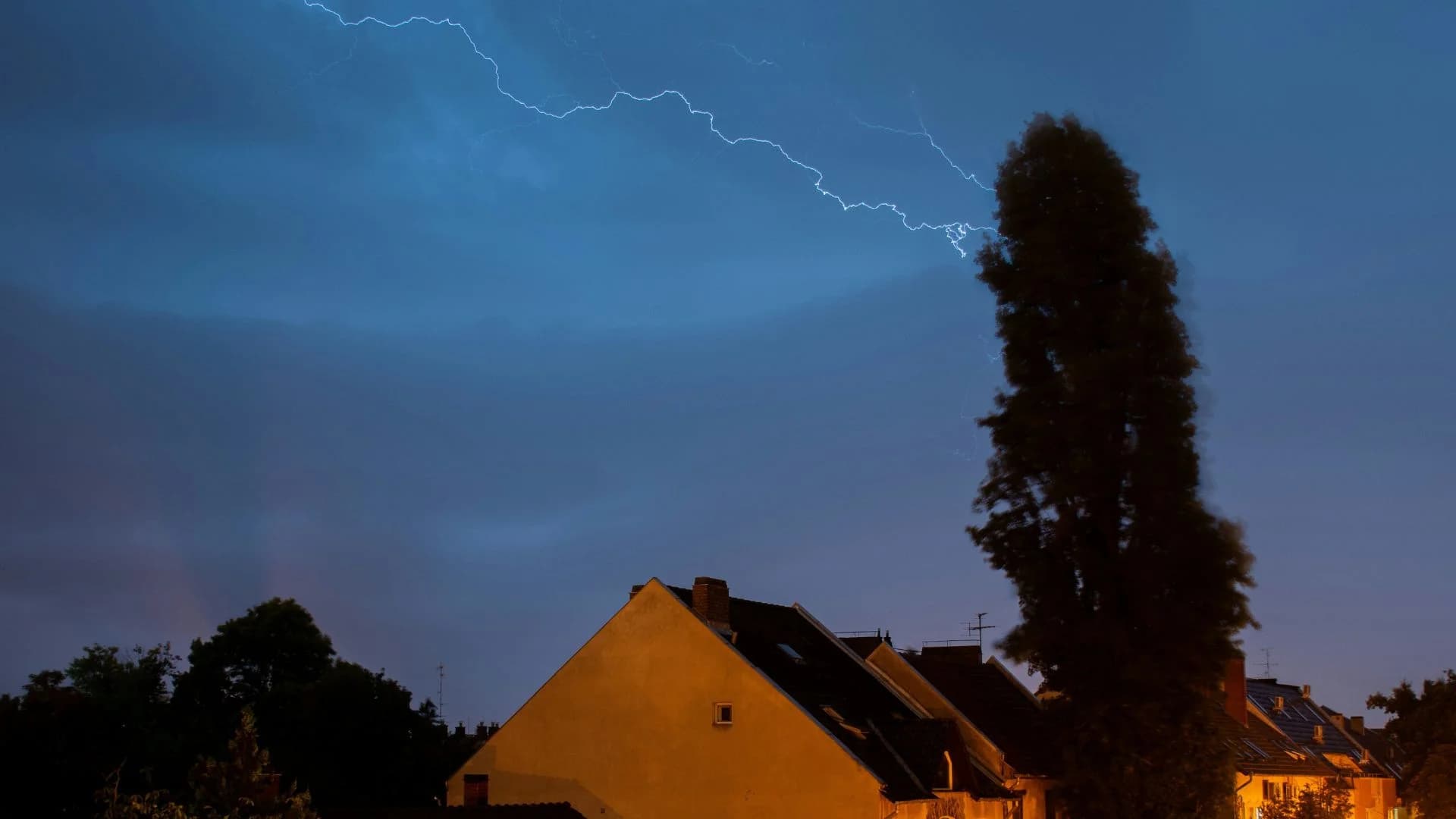 Pogoda znów może nas zaskoczyć. Superkomórka burzowa i trąba powietrzna już nadchodzą